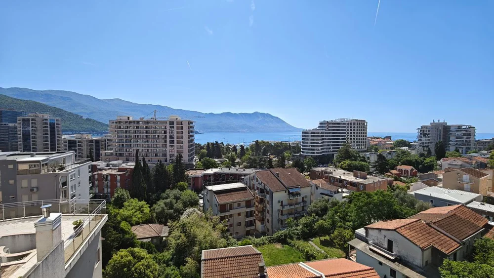 Просторная квартира с тремя спальнями в центре Будвы