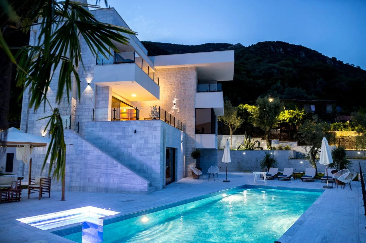 Продается современная вилла с бассейном в Дженовичах