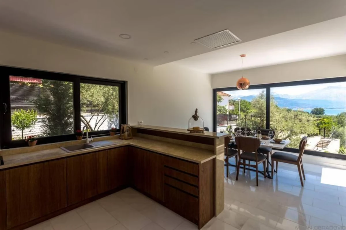 Продается современная вилла с бассейном в Дженовичах