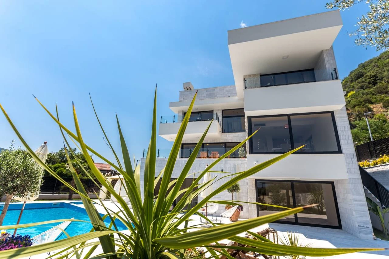 Продается современная вилла с бассейном в Дженовичах