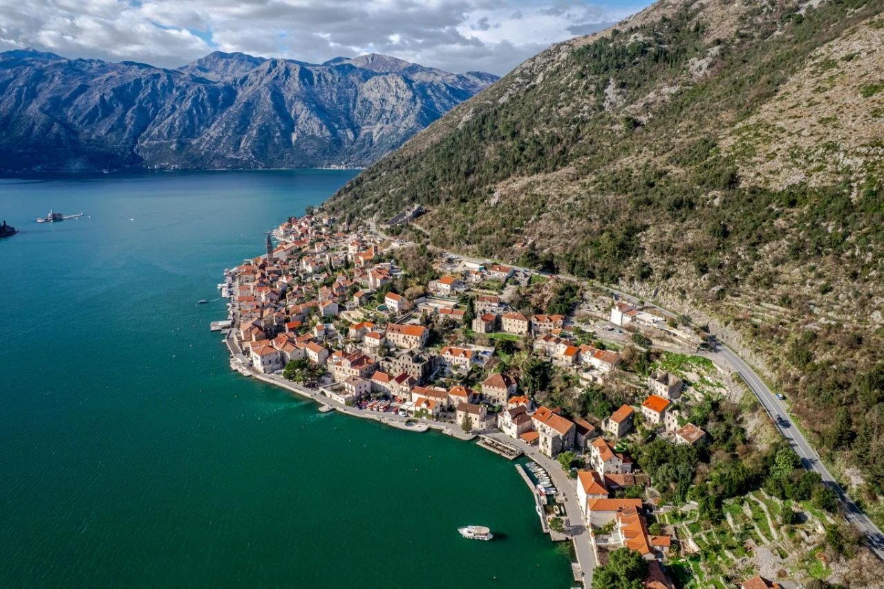 Jedinstven plac od 1065 m² u srcu Bokokotorskog zaliva