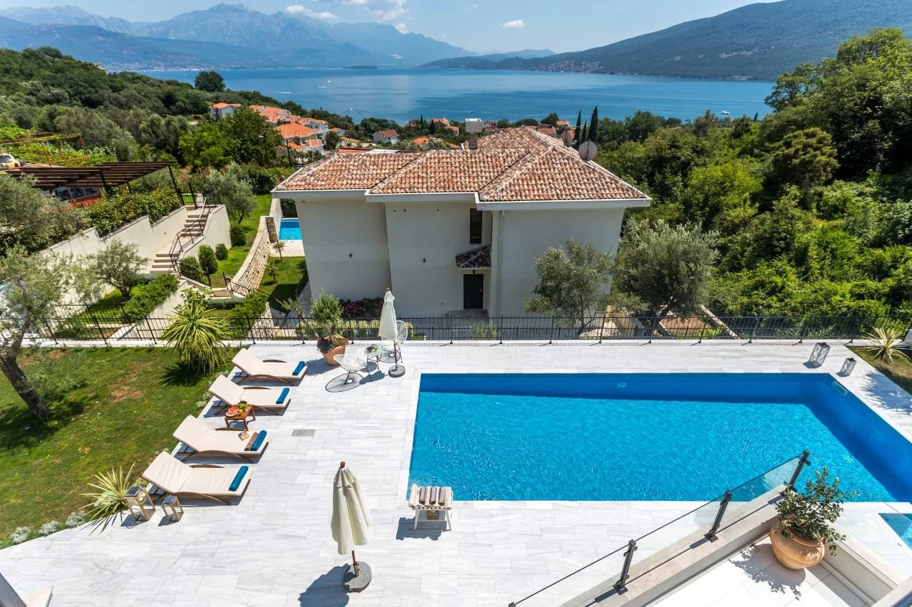 Продается современная вилла с бассейном в Дженовичах