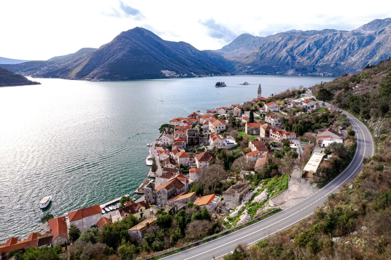 Jedinstven plac od 1065 m² u srcu Bokokotorskog zaliva