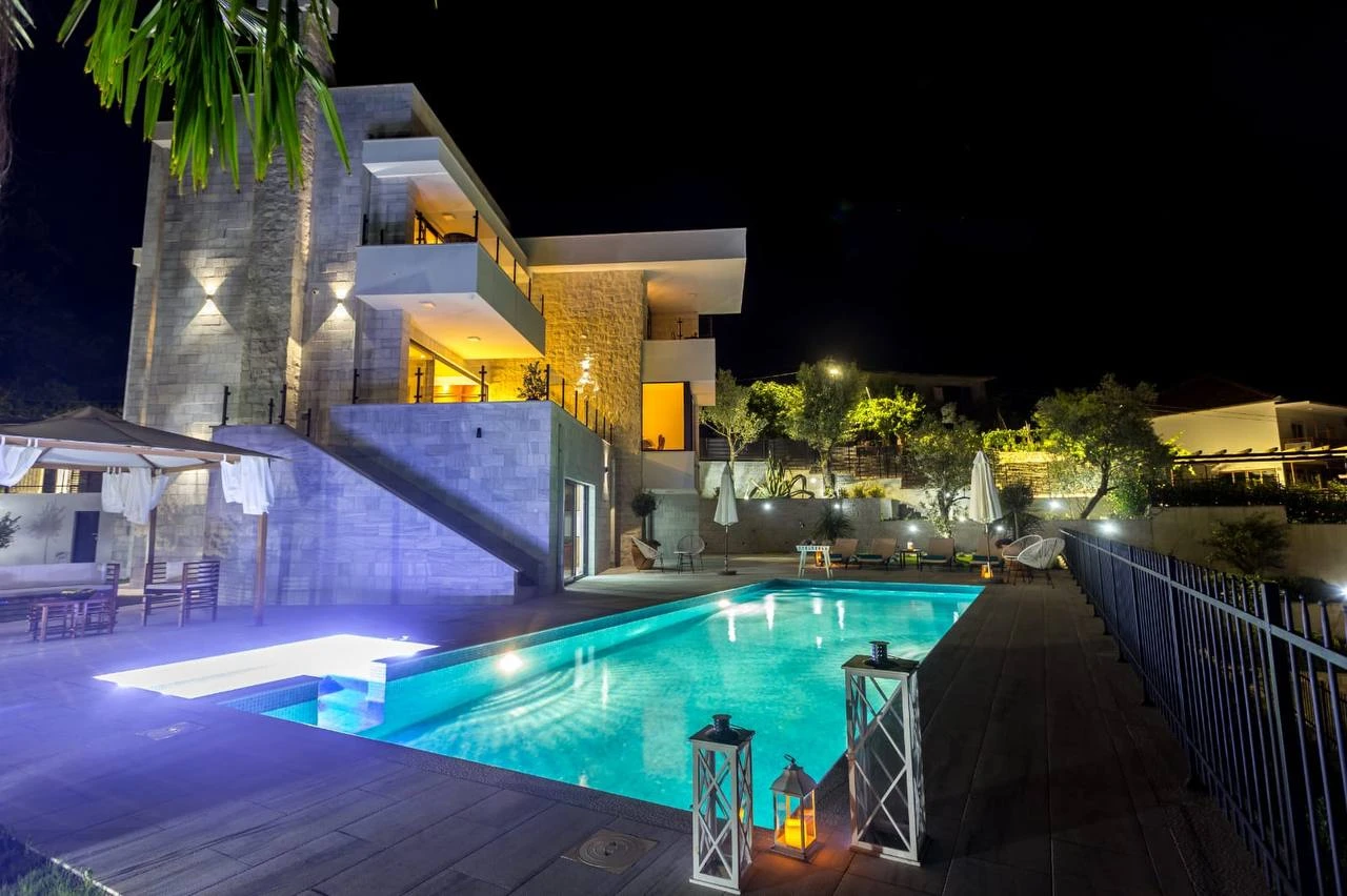 Продается современная вилла с бассейном в Дженовичах