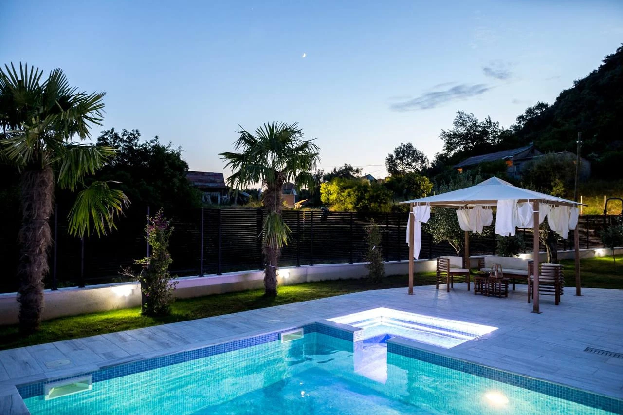 Продается современная вилла с бассейном в Дженовичах