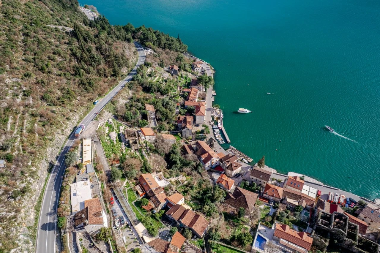 Jedinstven plac od 1065 m² u srcu Bokokotorskog zaliva