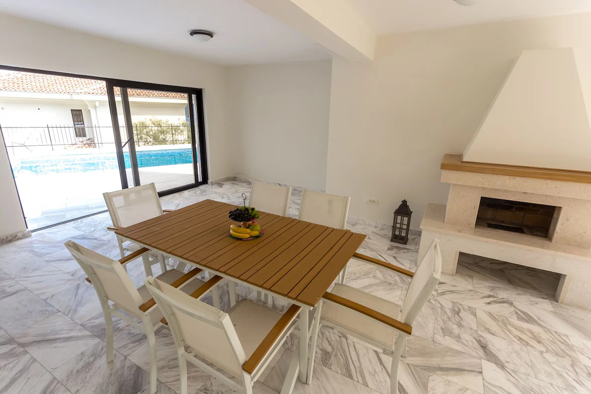 Продается современная вилла с бассейном в Дженовичах