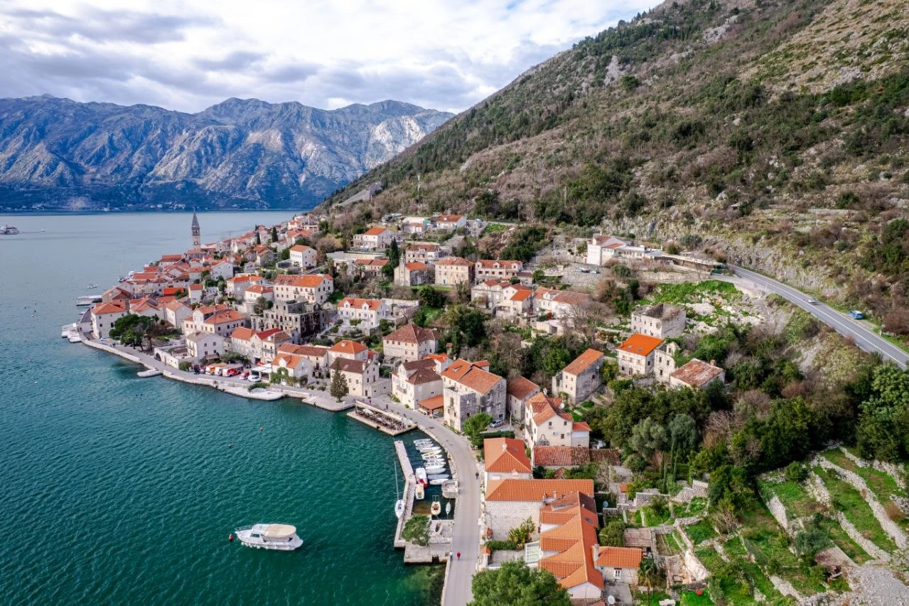 Jedinstven plac od 1065 m² u srcu Bokokotorskog zaliva