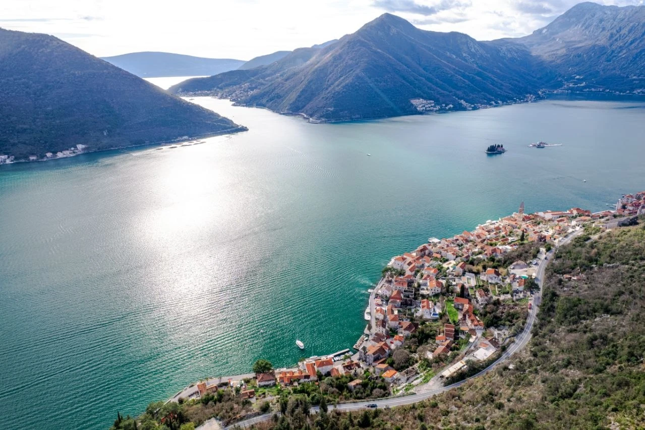 Jedinstven plac od 1065 m² u srcu Bokokotorskog zaliva