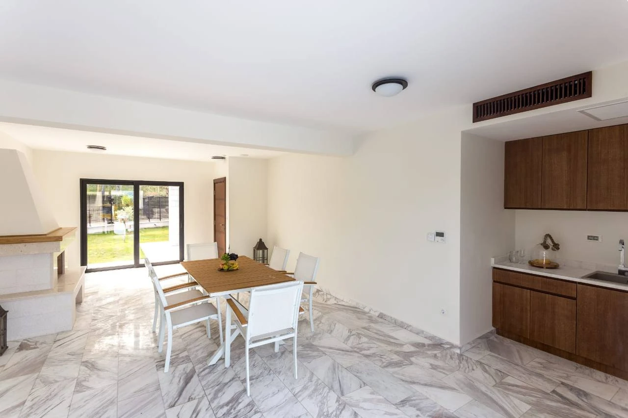 Продается современная вилла с бассейном в Дженовичах