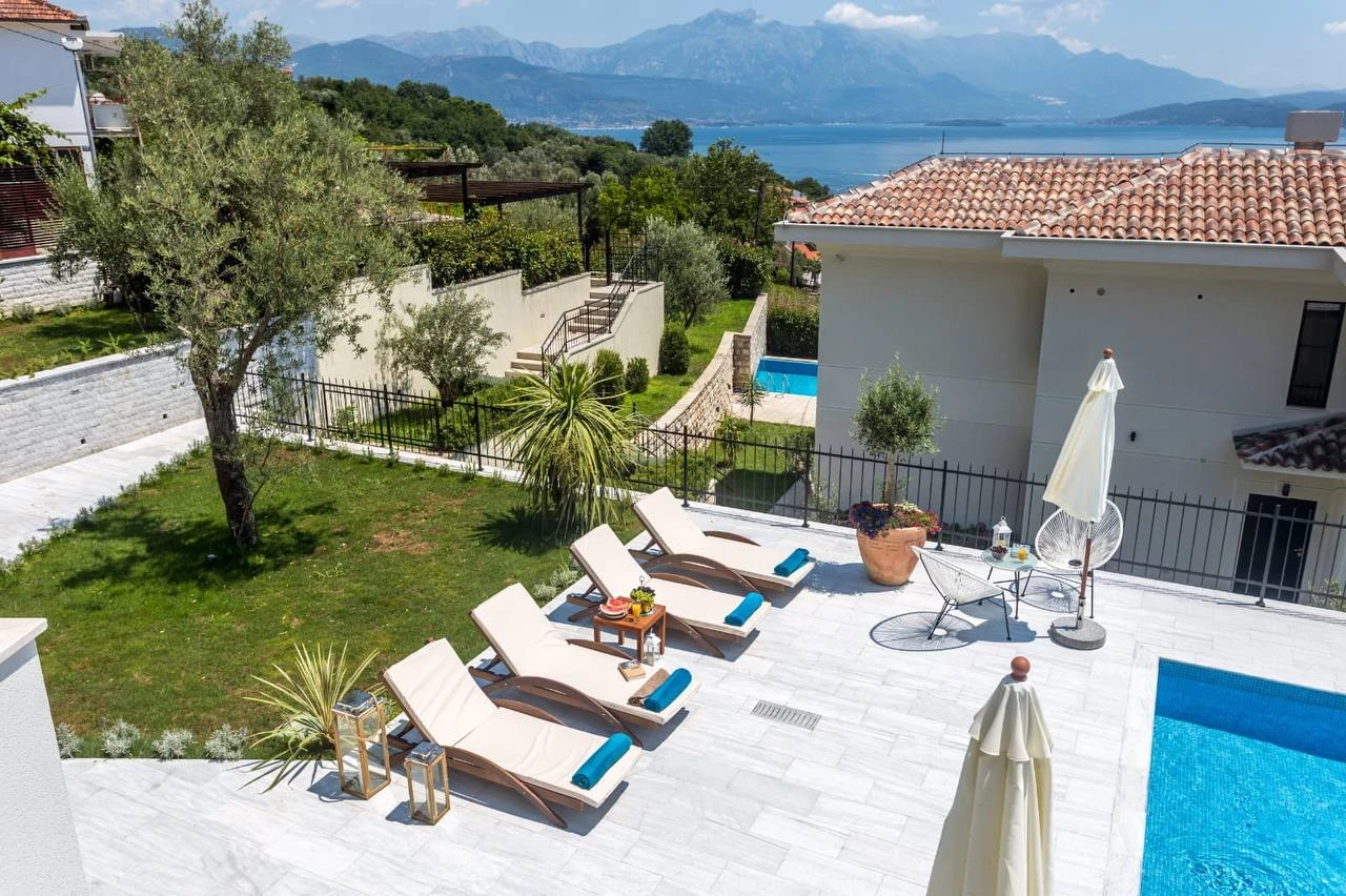 Продается современная вилла с бассейном в Дженовичах