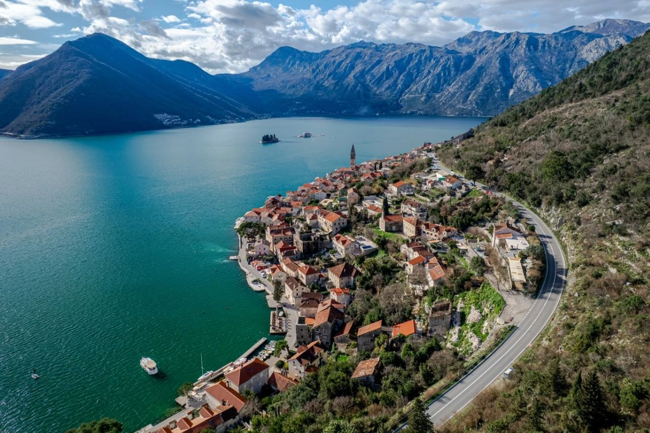 Jedinstven plac od 1065 m² u srcu Bokokotorskog zaliva