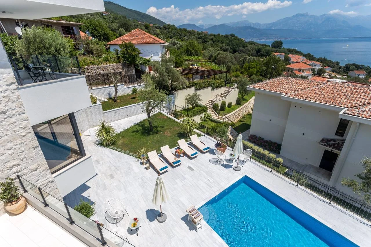 Продается современная вилла с бассейном в Дженовичах