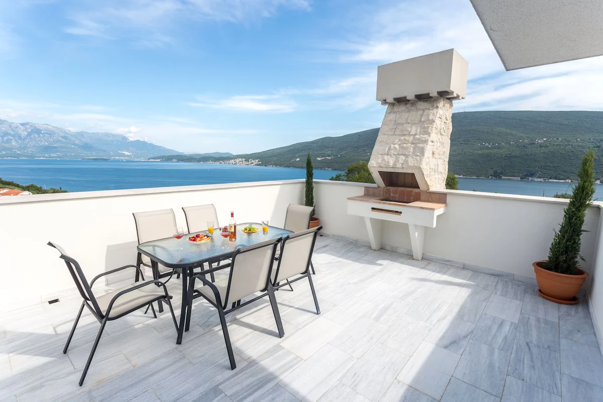 Продается современная вилла с бассейном в Дженовичах