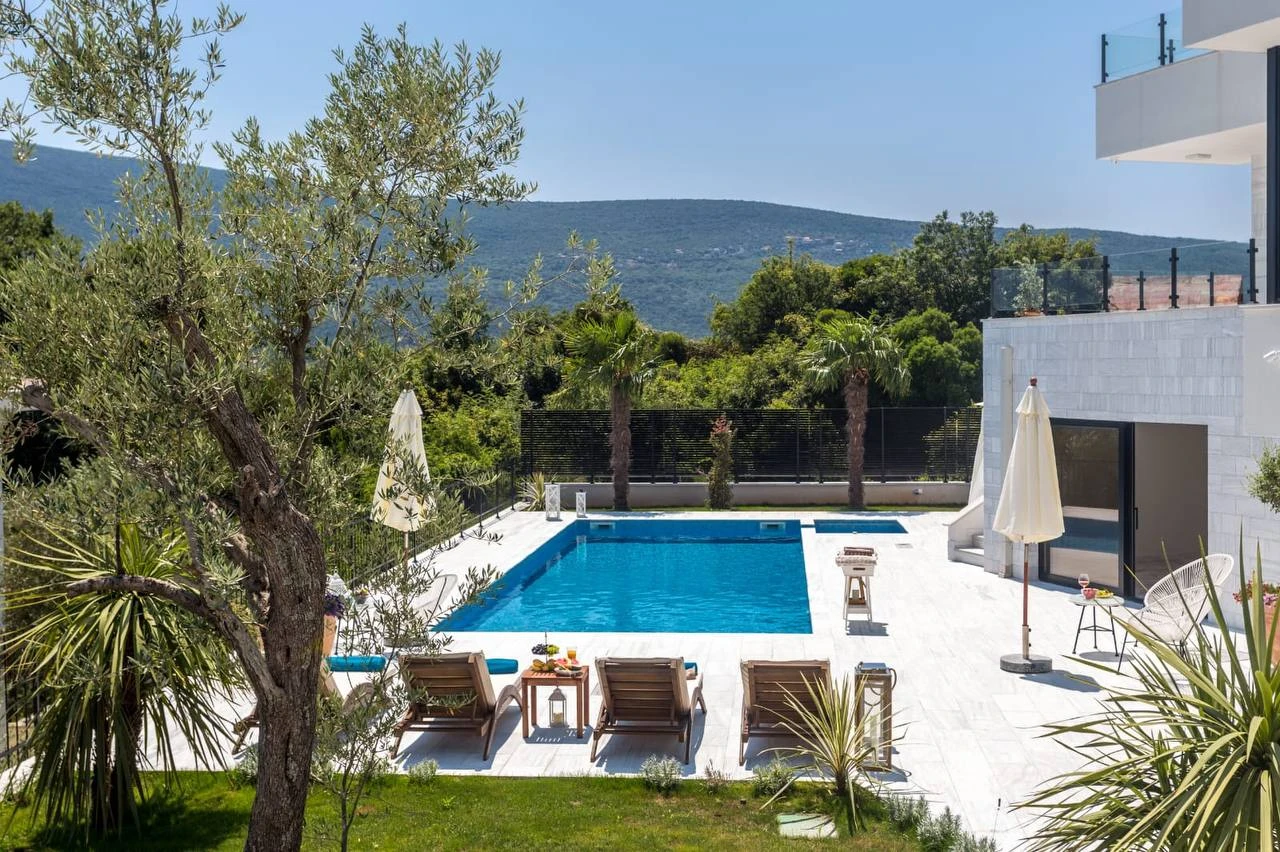 Продается современная вилла с бассейном в Дженовичах