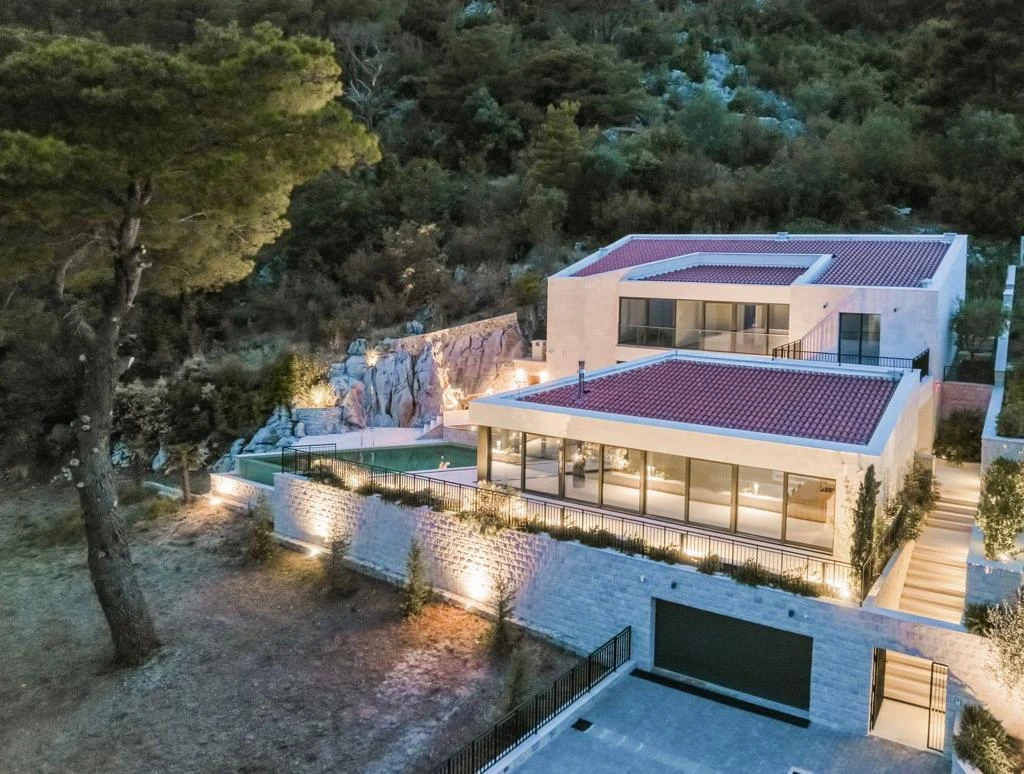 Mediterrane Villa mit Panoramablick auf Meer und Berge in der Bucht von Boka