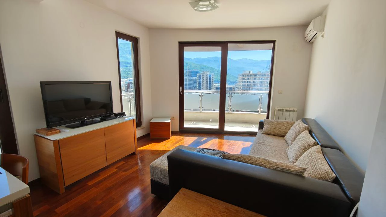 Просторная квартира с тремя спальнями в центре Будвы