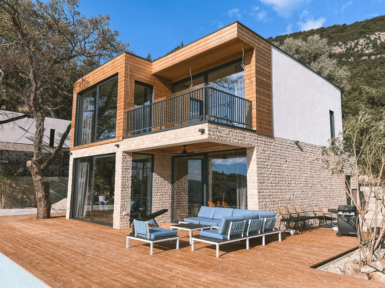 Wohnsiedlung mit Panoramablick auf das Meer, Kavač