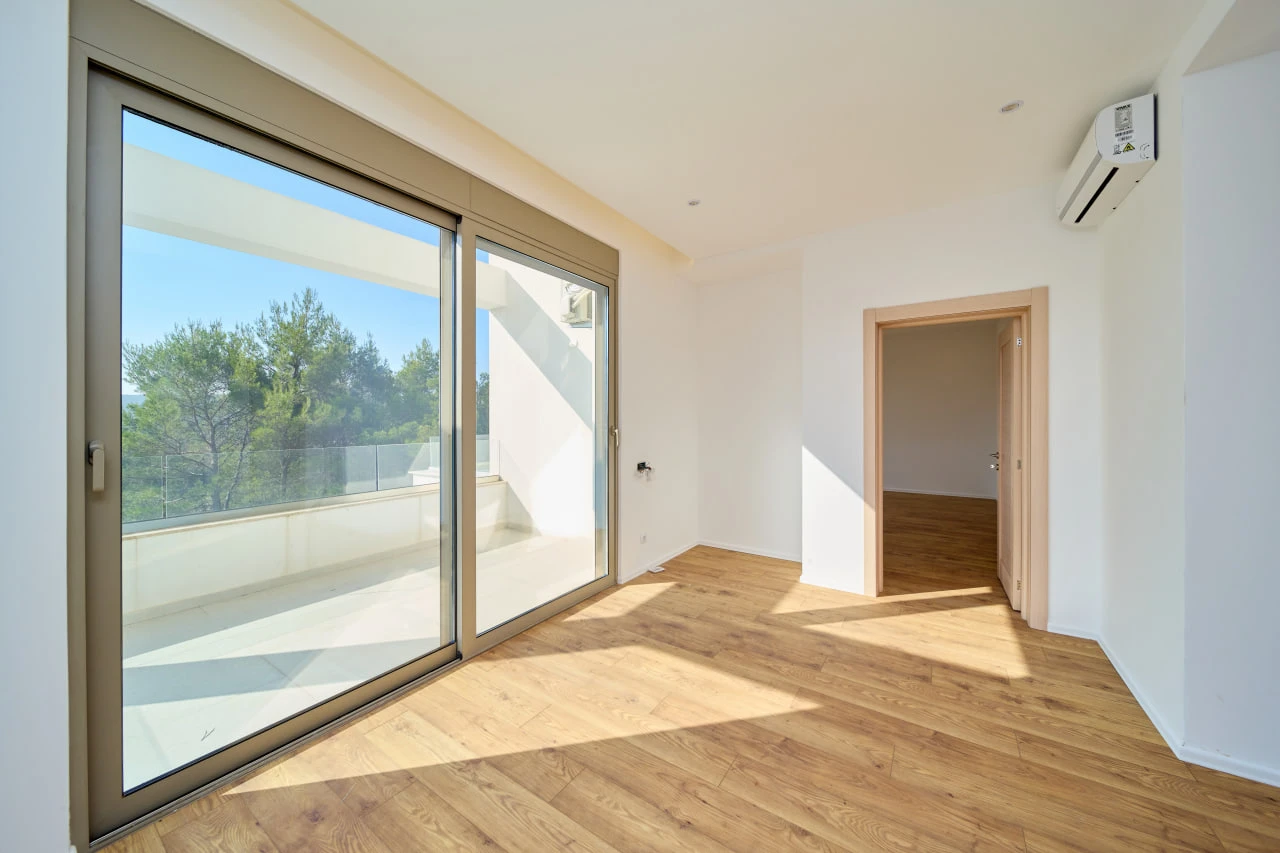 Geräumige Zwei-Zimmer-Wohnung in ruhiger, naturnaher Lage, Tivat