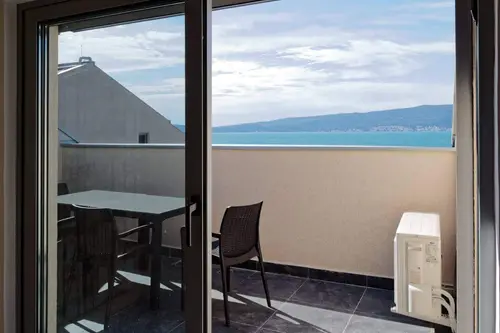 Elegante 3-Zimmer-Duplexwohnung mit Panoramablick auf das Meer in Opatovo, Tivat