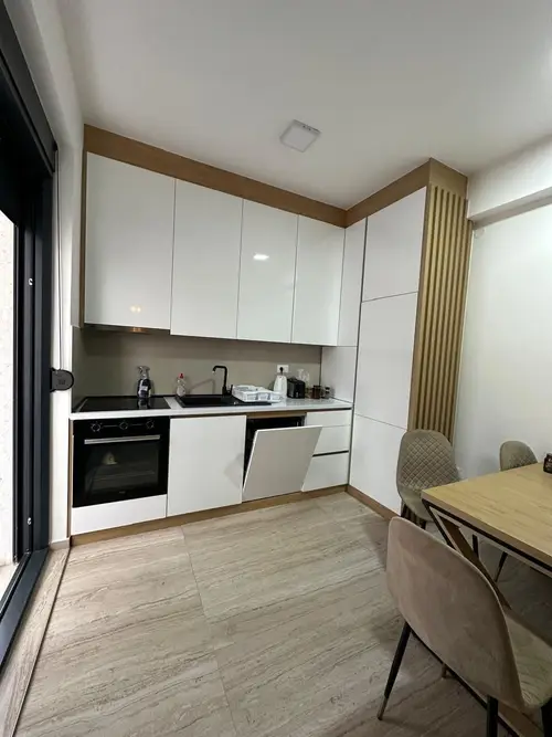Investment-Chance in Bečići: Möbliertes Apartment mit zwei Badezimmern, Budva