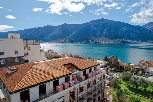 Palace Bay Penthouse: Luxurious Duplex with a Green Terrace in the Heart of Dobrota, Kotor