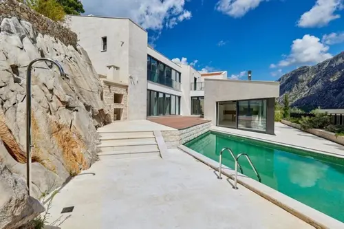 Mediterrane Villa mit Panoramablick auf Meer und Berge in der Bucht von Boka, Kotor