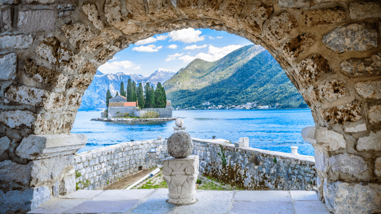 Felseninsel Gospa od Škrpjela in der Bucht von Kotor, Montenegro