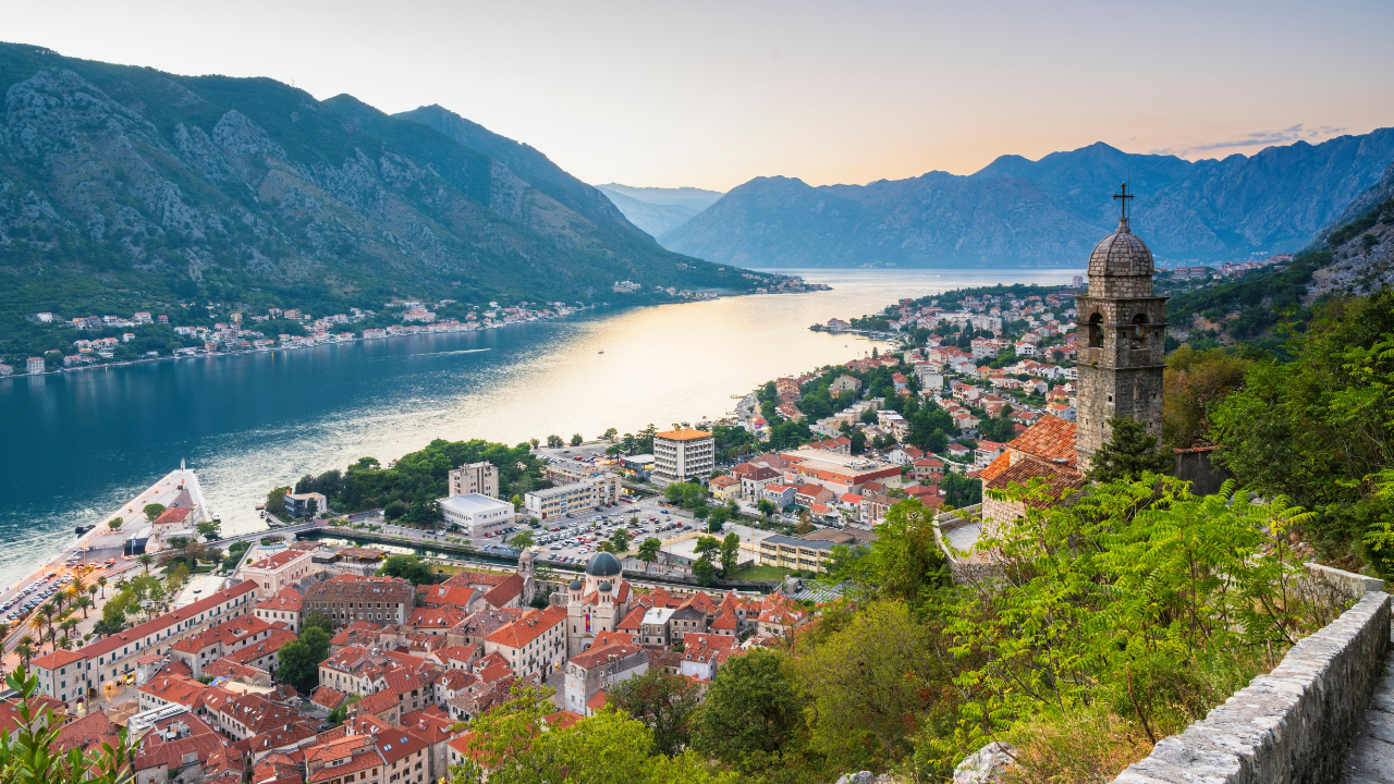 Panoramablick auf Kotor und die Bucht von Kotor, Montenegro