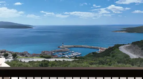 Exklusives Wohnen am Hang mit Blick auf den Yachthafen, Halbinsel Luštica