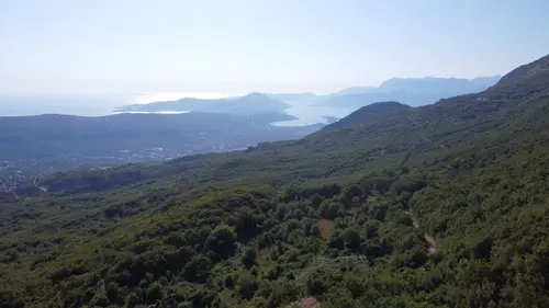 Zu verkaufen — Urbanisiertes Grundstück 26.417 m², Čavori, Kotor, Kotor