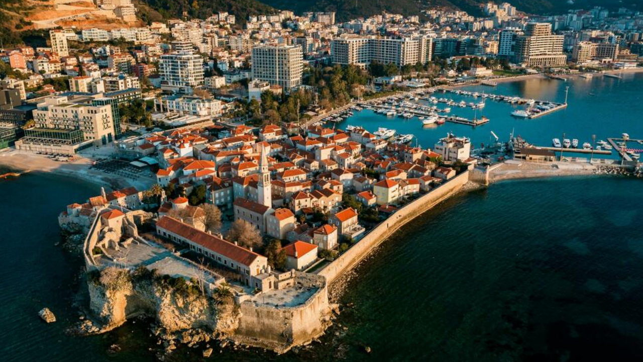 Luftaufnahme der Altstadt von Budva und des Yachthafens, Montenegro