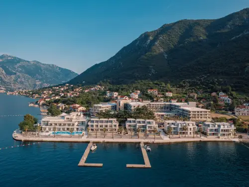 First-Line Duplex-Villa-Apartment mit privatem Poolzugang in der Bucht von Kotor, Kotor