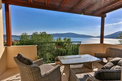 Villa mit Meerblick und Pool in Tivat, Tivat