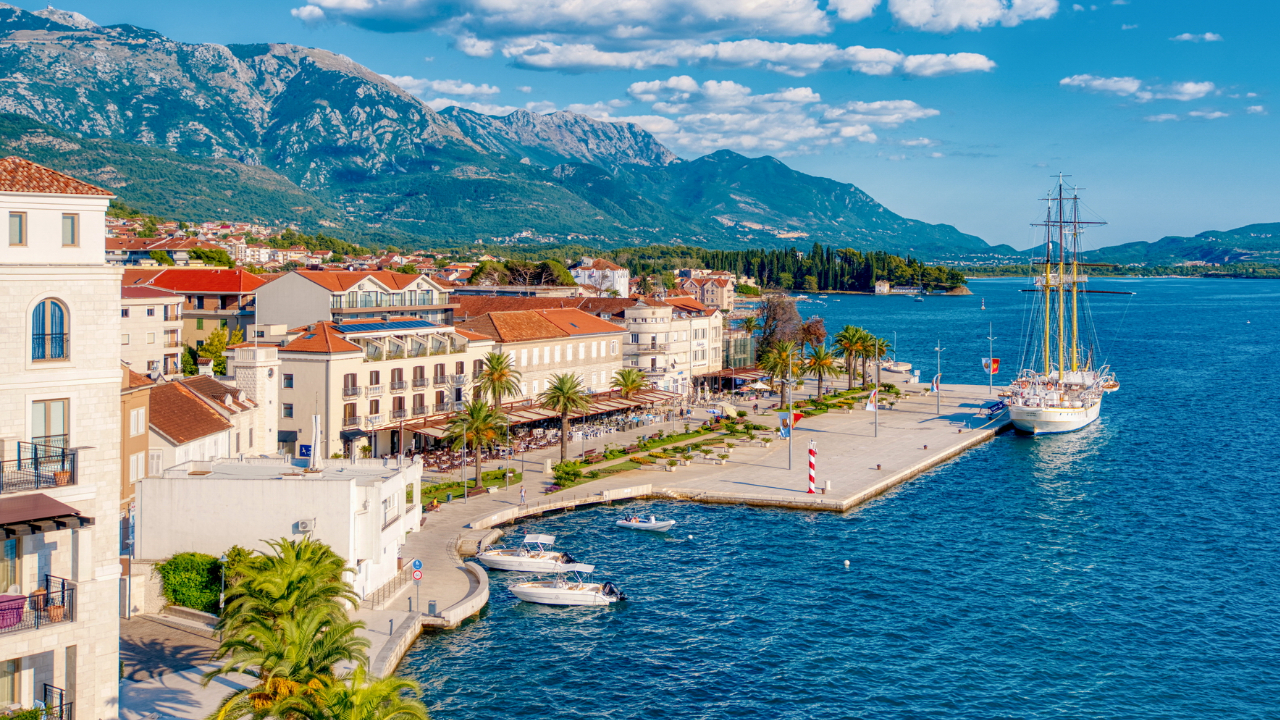 Panoramablick auf die Uferpromenade von Tivat, Montenegro